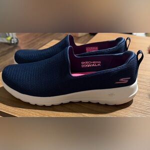 Skechers Women's Go Walk air cooled Goga mat slip on shoes in Navy.